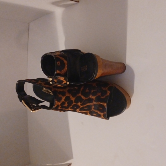 MICHAEL Michael Kors Leopard Wedges - Picture 4 of 4